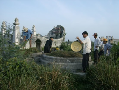 Dân làng đang chạp mộ