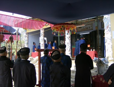 Các lão làng đang tiến hành lễ tế